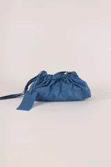 Cartera tipo sobre de cuero verde, con diseño fruncido y correa ajustable.