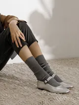 Zapato plano estilo Mary Jane de cuero negro, con punta fina y tira ajustable con hebilla sobre el empeine.