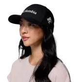 Gorro tipo trucker de la marca Columbia, color negro, con paneles traseros de malla para mayor ventilación. Presenta el logo de la marca bordado en el frente y un parche con el logo en el lateral. Cuenta con cierre trasero ajustable a presión.