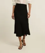 Pollera larga de corte evasé con estilo slip, confeccionada en tejido de cupro con cintura de sastrería. Presenta un diseño liso y fluido que se ajusta en la cintura y se abre ligeramente hacia el ruedo.