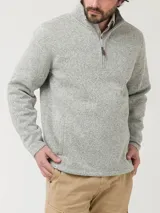 Buzo polar de hombre con cuello alto y medio cierre frontal. Presenta un diseño de tejido jaspeado en tonos grises, manga larga y calce regular.