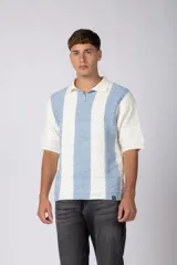 Chomba de punto con diseño de rayas verticales en color celeste y blanco, cuello tipo polo con cierre de botones y mangas cortas.
