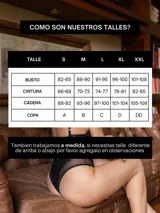 Conjunto de lencería de encaje rojo, compuesto por un bralette de diseño geométrico con tiras elásticas y una tanga con detalles de aberturas laterales.