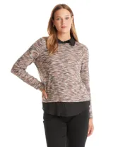 Buzo de tejido fino con efecto melange en tonos tierra, que incorpora cuello y ruedo inferior en tela tipo gasa negra, simulando una camisa debajo. Posee mangas largas y un diseño de corte recto.