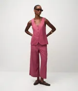 Pantalón pantacourt color fucsia, confeccionado en mezcla de viscosa y lino, con cierre tradicional y bolsillos laterales amplios.