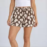 Short de pijama marrón con estampado abstracto claro, cintura elástica fruncida y cordón ajustable.