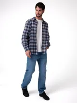 Camisa de manga larga con diseño a cuadros en tonos azules, grises y blancos. Presenta cuello camisero, cierre frontal con botones y un bolsillo en el pecho con etiqueta de la marca.