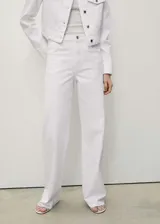 Jeans Danila wide leg de tiro alto, color blanco, con diseño de cinco bolsillos, trabillas para cinturón y bajo deshilachado.