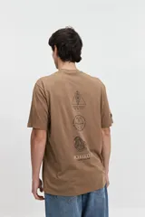 Remera de manga corta color marrón claro, con escote redondo y ajuste regular. Presenta un estampado gráfico en la espalda con motivos geométricos y texto.