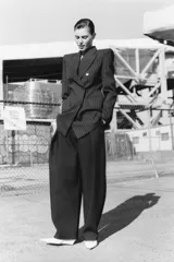 Zapato de piel con tacón de cuña y acabado en punta.