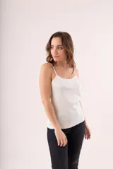 Camiseta de bretel fino color champagne, con escote recto y corte ajustado.