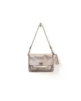 Minibag bandolera de cuero con acabado metalizado, solapa frontal con cierre metálico y correa ajustable.