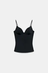 Top negro ajustado al cuerpo con escote corazón y copas preformadas, sostenido por tirantes finos ajustables.