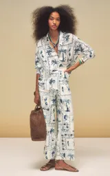 Camisa de manga larga con estampado azul y blanco de inspiración tropical y pañuelo, cuello clásico y ajuste holgado.