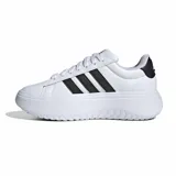 Championes Adidas Grand Court Platform de mujer, color blanco con las icónicas tres tiras laterales en negro. Presentan una suela chunky elevada con diseño texturizado, cordones blancos y el logo de la marca en la lengüeta.