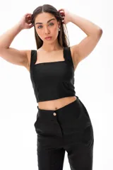 Top corto negro con breteles anchos y escote cuadrado.