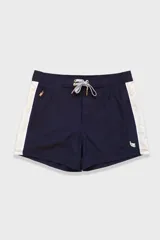 Short de baño azul marino con tira lateral blanca estilo tuxedo, cintura elástica con cordón regulable, dos bolsillos laterales y uno trasero con cierre.