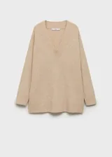 Jersey de punto medio con cuello en pico y terminaciones de canalé en puños y bajo. Presenta un diseño recto y oversize de manga larga.