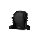 Bandolera de cuero sintético color negro, con doble cierre superior y correa de galón ajustable. Incluye un bolsillo interior de fácil acceso.