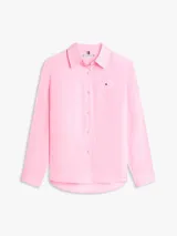 Camisa de lino puro de corte amplio color rosado, con cuello inglés, mangas largas con puños abotonados, bajo camisero y logo bordado en el pecho.