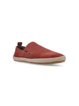 Alpargata de gamuza color ladrillo con suela de yute trenzado y detalles internos estampados. Diseño slip-on con tirador trasero.