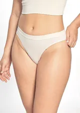 Bombacha de bikini color beige, de corte clásico y tiro medio/bajo, confeccionada en tejido rib elástico.