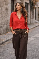 Camisa de corte clásico y diseño elegante, confeccionada en tejido liviano con excelente caída. Presenta cuello camisero, cierre frontal con botones y mangas largas con puños ajustados.