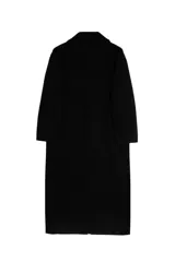 Tapado largo de corte oversize con cuello solapa y cierre frontal, confeccionado en tejido con textura suave y estructura definida.