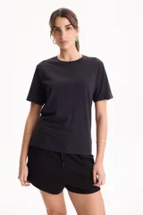 Remera básica 100% algodón de manga corta y corte clásico con cuello redondo.