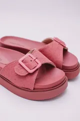 Sandalias veganas color beige con plataforma y hebilla decorativa.