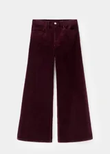 Pantalón de pana de tiro alto y corte wide leg, color bordó, con diseño de cinco bolsillos, cierre de botón y cremallera, y trabillas para cinturón.