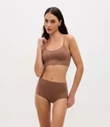 Soutien tipo bralette de diseño seamless, color marrón, con breteles finos ajustables y copas desmontables.