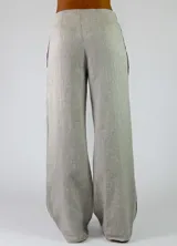 Pantalón de lino color crudo, de corte ancho y holgado, con diseño de pierna recta y tiro alto.