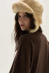 Polera de tejido de punto color azul, con cuello alto, manga larga y puños acanalados.