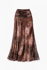 Pollera midi de corte evasé con cintura fruncida y diseño estampado con efecto marmolado en tonos marrones.
