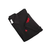 Remera tipo polo color amarillo con cuello clásico y logo bordado en el pecho. Corte recto y mangas cortas.