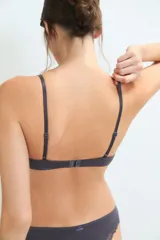 Conjunto de ropa interior compuesto por un corpiño taza soft sin aro y una bombacha a juego, ambos confeccionados en tejido de viscosa y algodón con detalles de puntilla en los bordes.