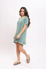 Vestido corto de tejido de punto acanalado en color verde menta, con cuello polo y solapas en color amarillo claro, de manga corta y corte recto.