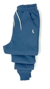 Pantalón de jogging azul jean con puños ajustados en los tobillos y logo bordado en blanco.