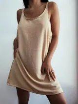 Vestido corto negro de breteles finos.