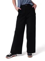 Pantalón de estilo carpintero en color negro, con corte relajado y pierna ancha. Presenta bolsillos laterales utilitarios, presilla para martillo y cierre frontal con botón y cremallera.