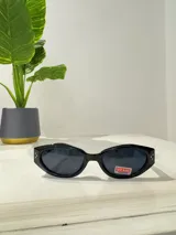 Lentes de sol negros con forma de ojo de gato y protección UV400.