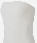Vestido largo marrón oscuro, corte tubo, sin mangas y escote recto (strapless).