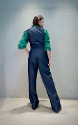 Pantalón de vestir azul de tiro alto y corte palazzo.