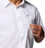 Camisa de manga corta Columbia modelo Silver Ridge II SS, color blanco, con bolsillos frontales con solapa y cierre de velcro, cuello clásico y diseño transpirable con tecnología de protección solar y absorción de humedad.