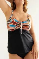 Tankini con estampado geométrico multicolor, nudo en el escote y breteles regulables. Incluye bolsillo interno en el busto para colocar copa removible o prótesis externa.