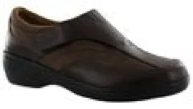 Zapato tipo mocasín de cuero color marrón, con diseño ergonómico, costura central reforzada y suela de goma antideslizante.