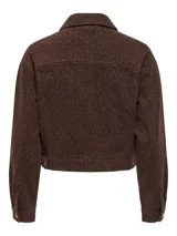 Campera trucker de twill color marrón con estampado animal print de leopardo en negro. Cuenta con cuello clásico, cierre de botones frontales, puños abotonados y bolsillos en el pecho.