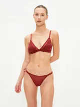 Bralette de satén color bordó con diseño triangular, breteles finos regulables y banda elástica inferior.