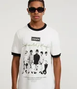 Remera blanca de algodón con cuello redondo y ribetes en contraste negro en cuello y mangas. Presenta un estampado frontal con el logo de la banda Oasis, la frase "Definitely Maybe" y una ilustración monocromática de los miembros de la banda.